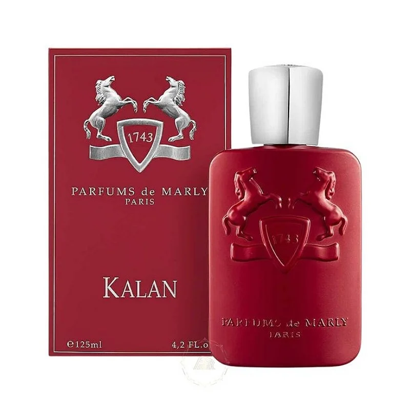  عطر کالان زنانه و مردانه برند نیلوفای | عطر کالان | унисекс | رایحه گرم و تند شرقی - <p><strong>عطر کالان از برند معتبر Parfums de Marly،</strong> عطری یونیسکس و بی‌نظیر است که در سال 2019 به دنیای عطر معرفی شد. این عطر با رایحه گرم و تند شرقی خود، مناسب برای زنان و مردانی است که به دنبال عطری خاص و متفاوت هستند.</p><p><strong style="color: rgb(0, 102, 204);">نت‌های بویایی:</strong></p><ul><li><strong>نت آغازین:</strong> فلفل، ادویه جات معطر، پرتقال خونی</li><li><strong>نت میانی:</strong> اسطوخودوس، شکوفه پرتقال</li><li><strong>نت پایانی:</strong> دانه تونکا، کهربا، خزه درخت بلوط، چوب صندل سفید، روایح چوبی</li></ul><p><strong style="color: rgb(0, 138, 0);">ویژگی‌های عطر کالان:</strong></p><ul><li><strong>نوع عطر:</strong> ادو پرفیوم</li><li><strong>جنسیت:</strong> унисекс (مناسب برای زنان و مردان)</li><li><strong>طبع:</strong> گرم</li><li><strong>رایحه:</strong> تند، شرقی</li><li><strong>فصل:</strong> پاییز و زمستان</li><li><strong>ماندگاری:</strong> بسیار خوب</li><li><strong>پخش بو:</strong> خوب</li><li><strong>موقعیت‌های استفاده:</strong> مجالس رسمی، استفاده روزانه در فصول سرد</li></ul><p><br></p>