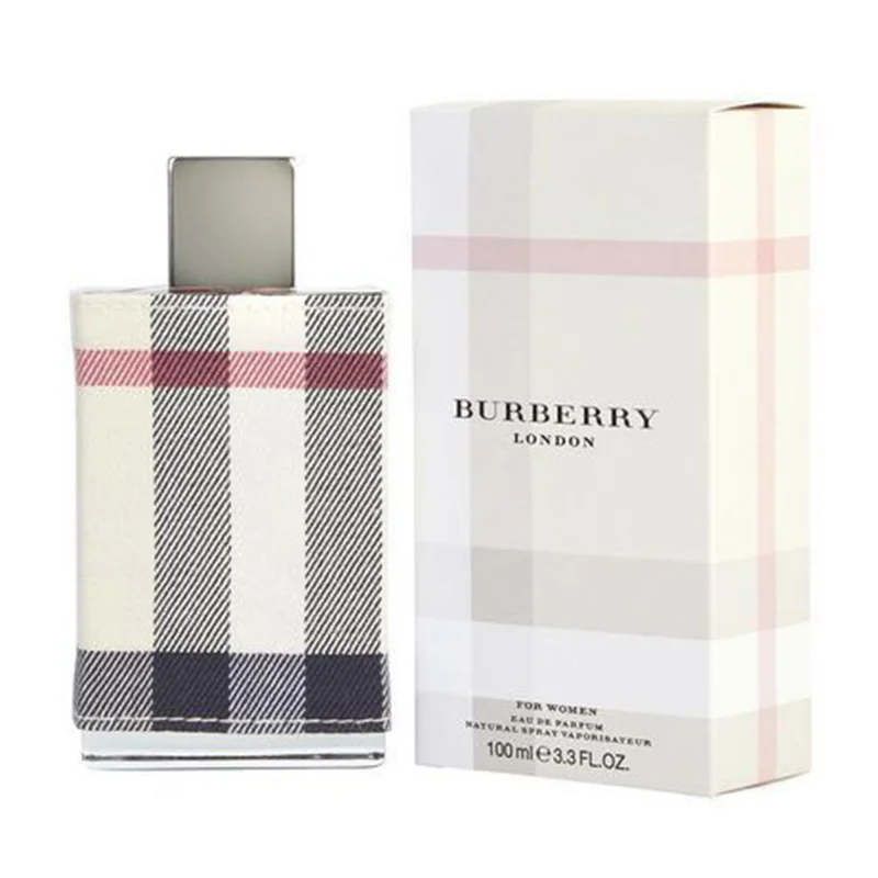  عطر باربری لندن زنانه برند نیلوفای - فضای منحصر به فرد لندن به معنای واقعی کلمه حس کنید و لذت ببرید. عطر باربری لندن، فضای کلان شهر بریتانیا را ارائه می دهد که سنت و روحیه ای پویا را در کنار هم قرار می دهد.

نت ها:
نت آغازین: گل رز، نارنگی، شیر عسل

نت میانی: یاس، کلمانتین، گل صد تومانی، گاردنیا تاهیتی

نت پایانی: نعناع هندی، مشک، چوب صندل

بابری لندن:
یک رایحه گلی با طراوت

برای یک زنی که به صورت طبیعی زیباست

مناسب هم برای استفاده روزانه و هم مناسبت های خاص

ترکیبات عطر باربری لندن:
نت های آغازین، رایحه رمانتیک گل رز و پیچ امین الدوله همراه با نارنگی آبدار را ارائه می دهند. پس از مدتی، آکوردهایی از گل یاس، گاردنیا تاهیتی و گل صد تومانی ظریف را مشاهده خواهید کرد که همگی با نارنگی شیرین برجسته شده اند. نت های پایه عطر باربری لندن (محصول سال 2006) از ترکیبی گرم از نعناع هندی، مشک و چوب صندل تشکیل شده است که این عطر را بسیار زنانه و فریبنده کرده است.

داستان عطر:
باربری لندن – جوهره پایتخت بریتانیا است. بطری شیشه ای با پارچه که با الگوی چهارخانه ای معروف پوشانده شده است، که بخشی جدایی ناپذیر از پوشاک و لوازم جانبی مد باربری است.